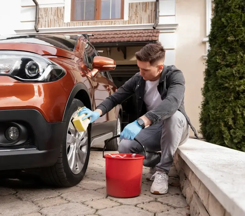 Lavage auto à domicile Sallaumines : professionnel intervenant sur un véhicule